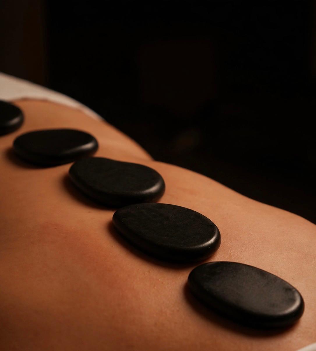 Massagem com pedras quentes